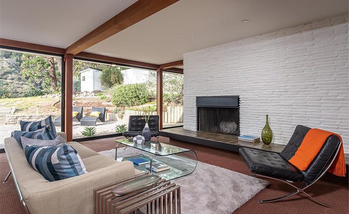 Living room of the La Canada Mid Century Home by architect Pierre Koenig 