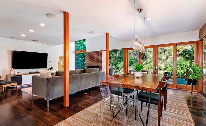 Living area of a Beverly Glen Mid Century Modern home by Bill Mack 