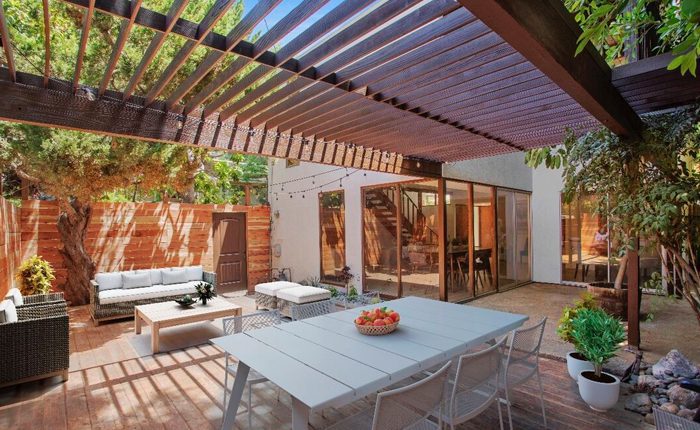 Patio view of a Beverly Glen Mid Century home by architect Bill Mack