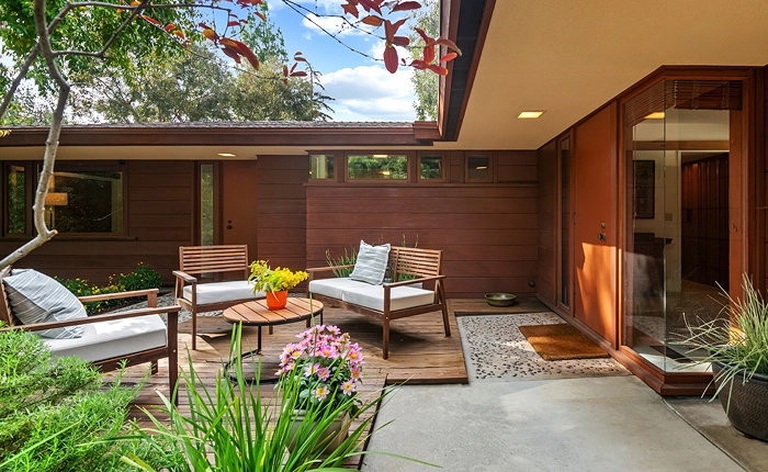Outdoor seating area of the James De Long Mid Century home in Redlands