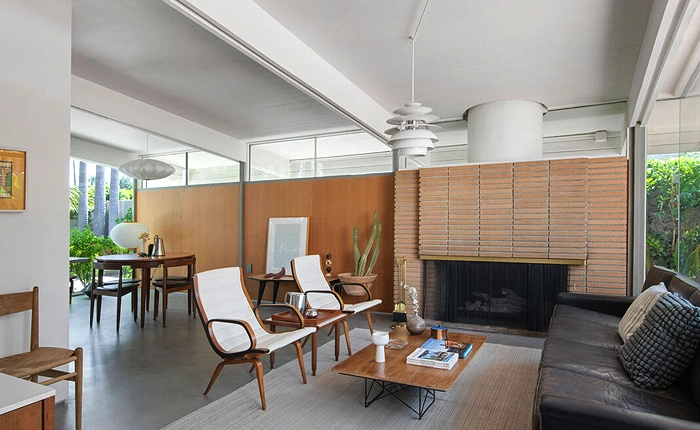 Living room of a Mid-Century Glendale Home by A. Quincy Jones