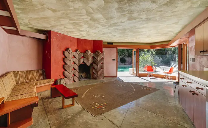 Bold geometric lines, sweeping walls of glass and seamless indoor-outdoor flow create a setting that is both cinematic and serene at the Beverly Johnson House.