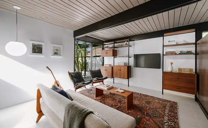 Richard Dorman mid-century home living room in Los Angeles featuring post and beam construction.
