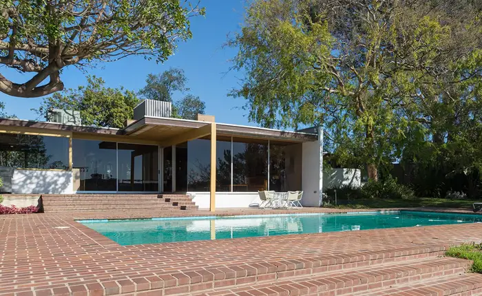 Richard Neutra, the Shaarman House exterior view with pool.