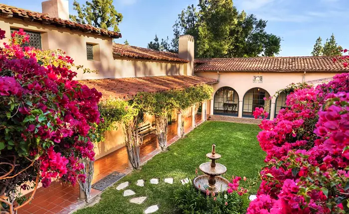 Wallace Neff Spanish Colonial Revival home in Pasadena with arched entryway and courtyard